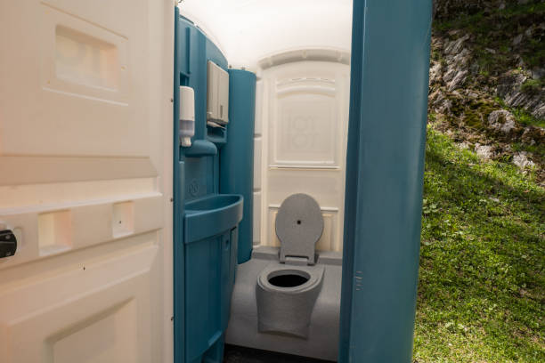 Best Portable restroom trailer rental  in Painesville, OH
